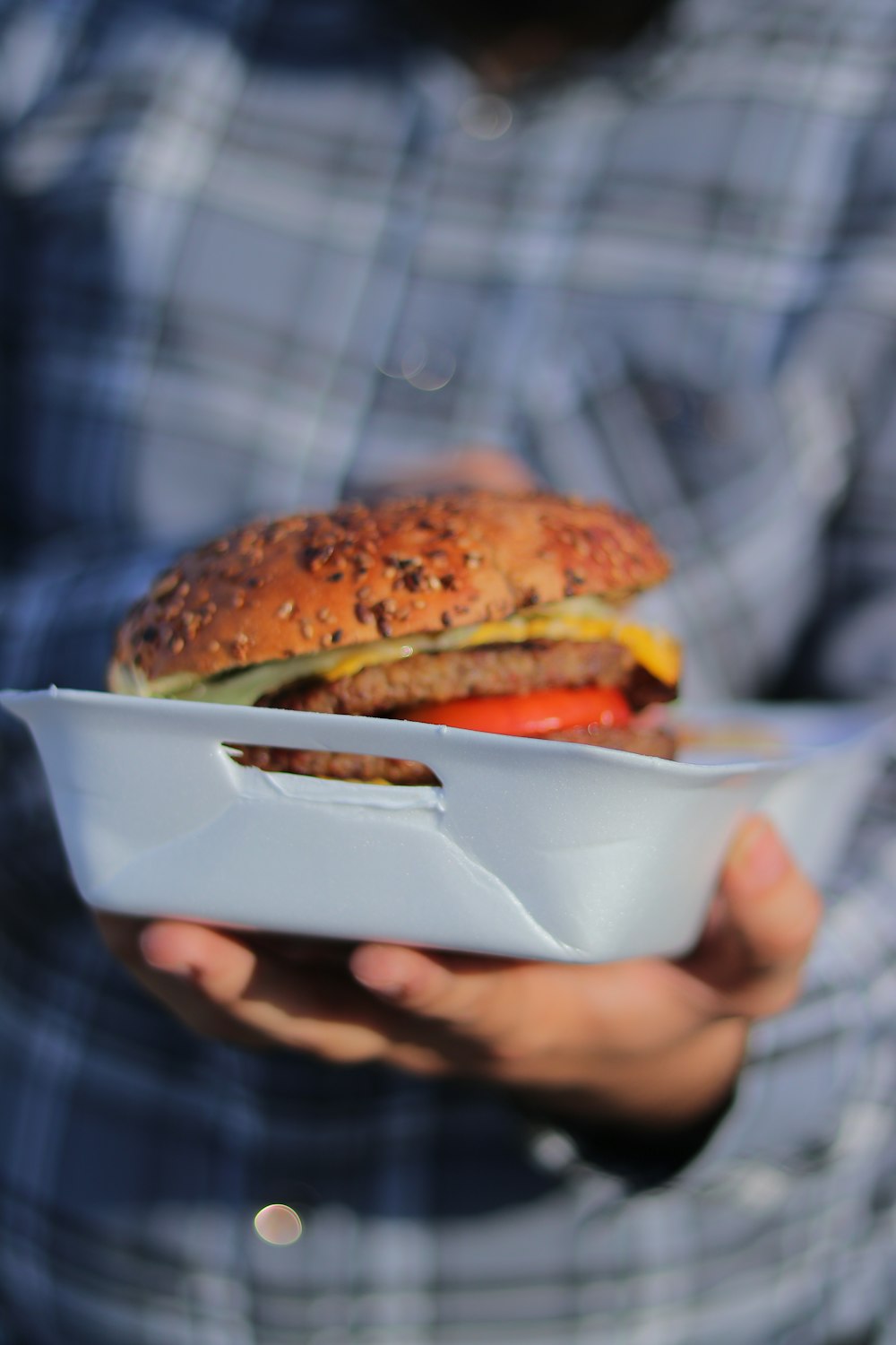 Ein Mann mit einem Sandwich in den Händen