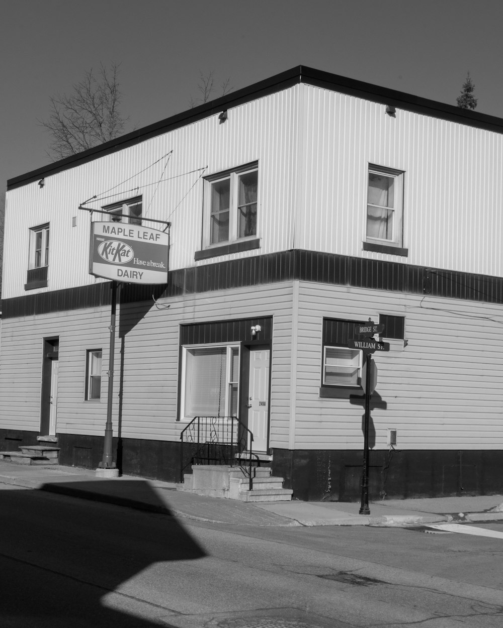 a black and white photo of a building