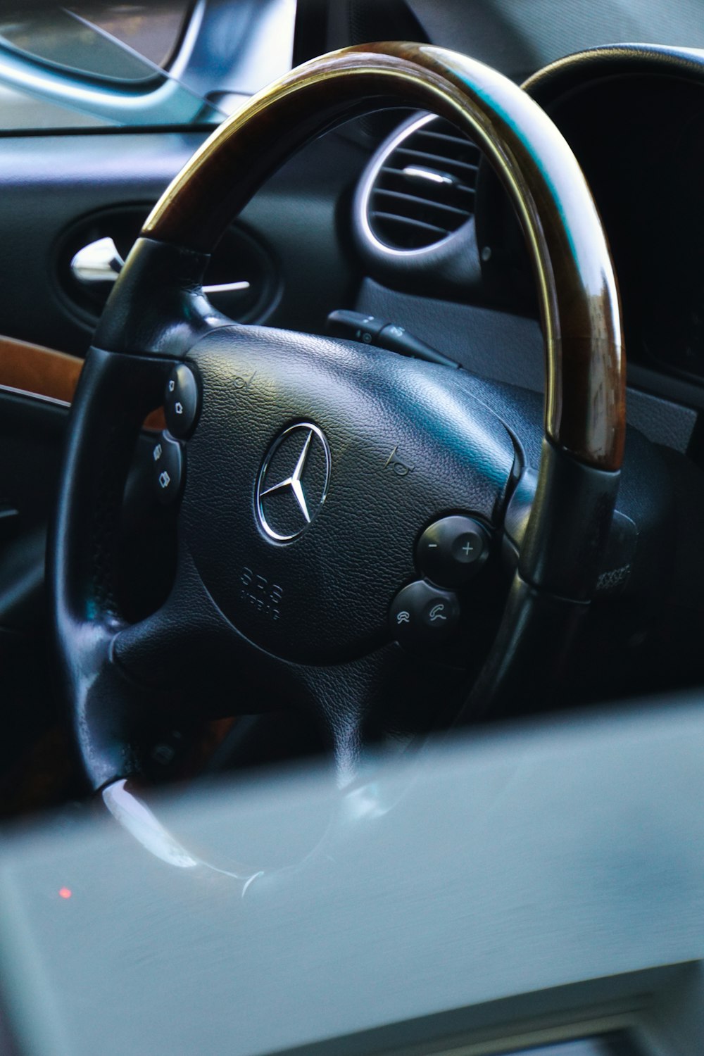 the steering wheel of a mercedes benz benz benz benz benz benz benz benz benz benz