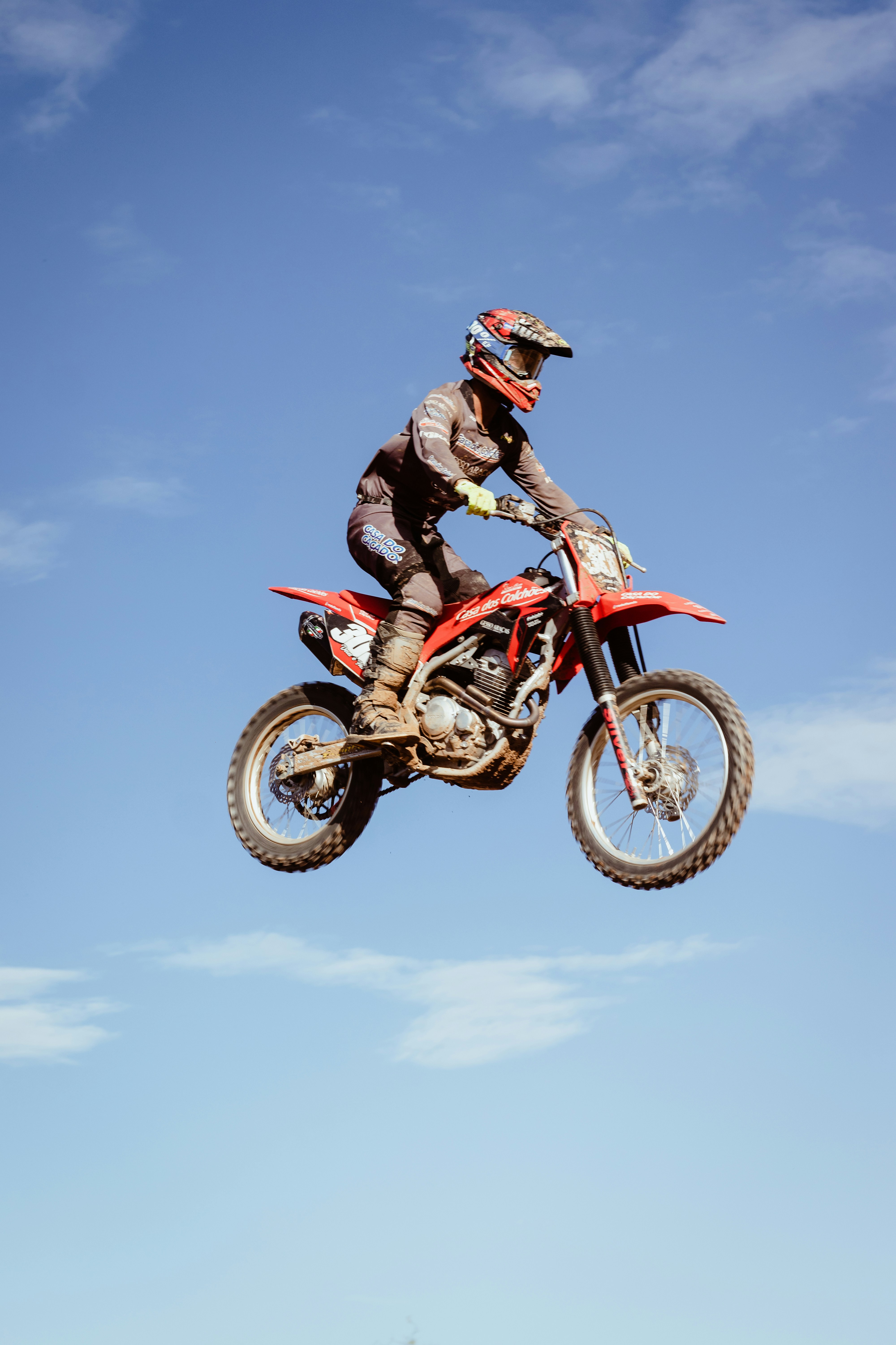 Foto Un hombre volando por el aire mientras monta una moto de cross