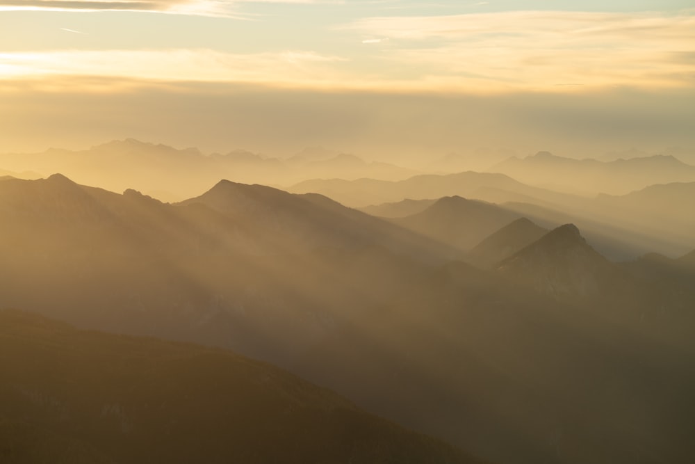 Die Sonne scheint auf die Berge