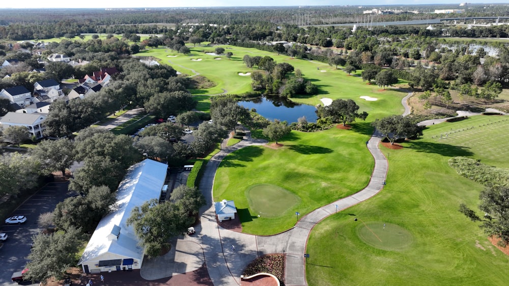 Luftaufnahme eines von Bäumen umgebenen Golfplatzes