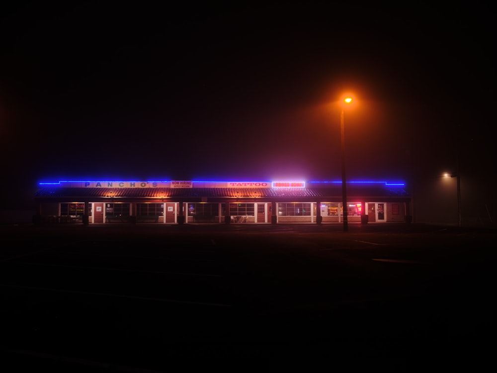 Eine Tankstelle, die nachts im Dunkeln beleuchtet wird