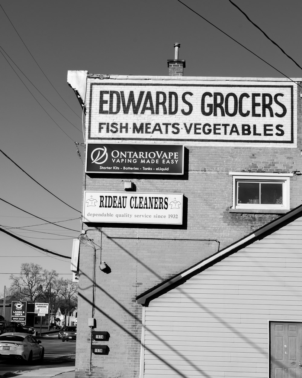 エドワードの食料品店の看板の白黒写真