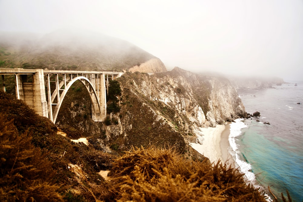 uma vista de uma ponte sobre um corpo de água