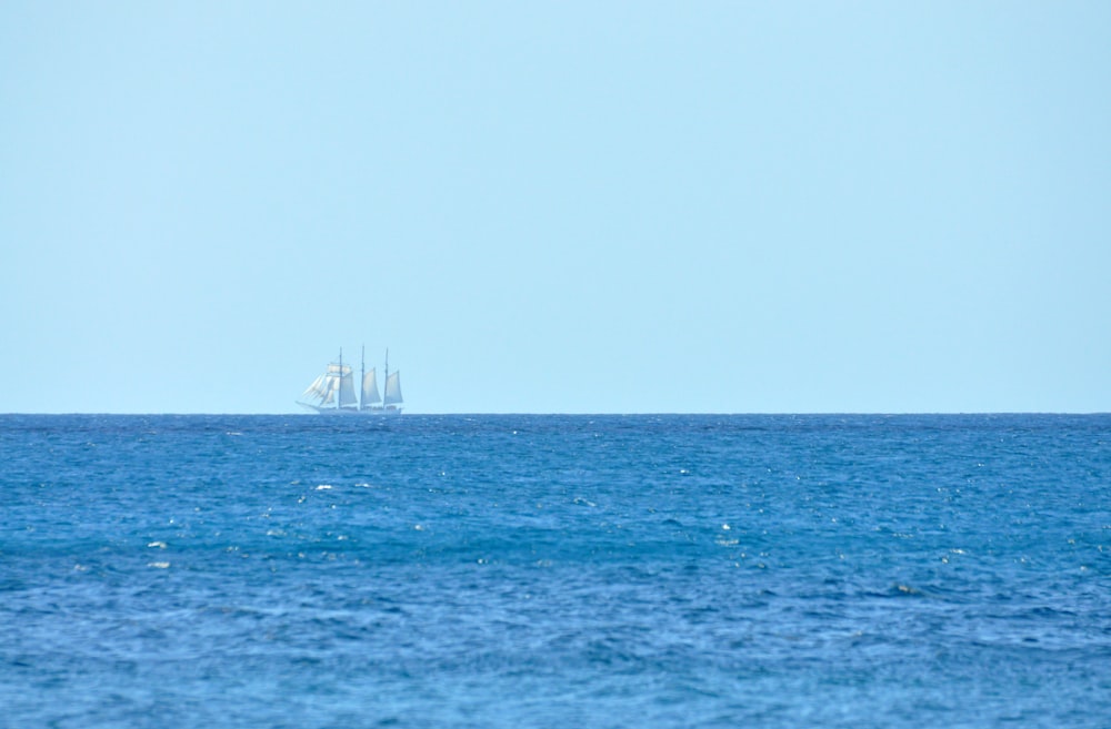 Una barca a vela in mezzo all'oceano