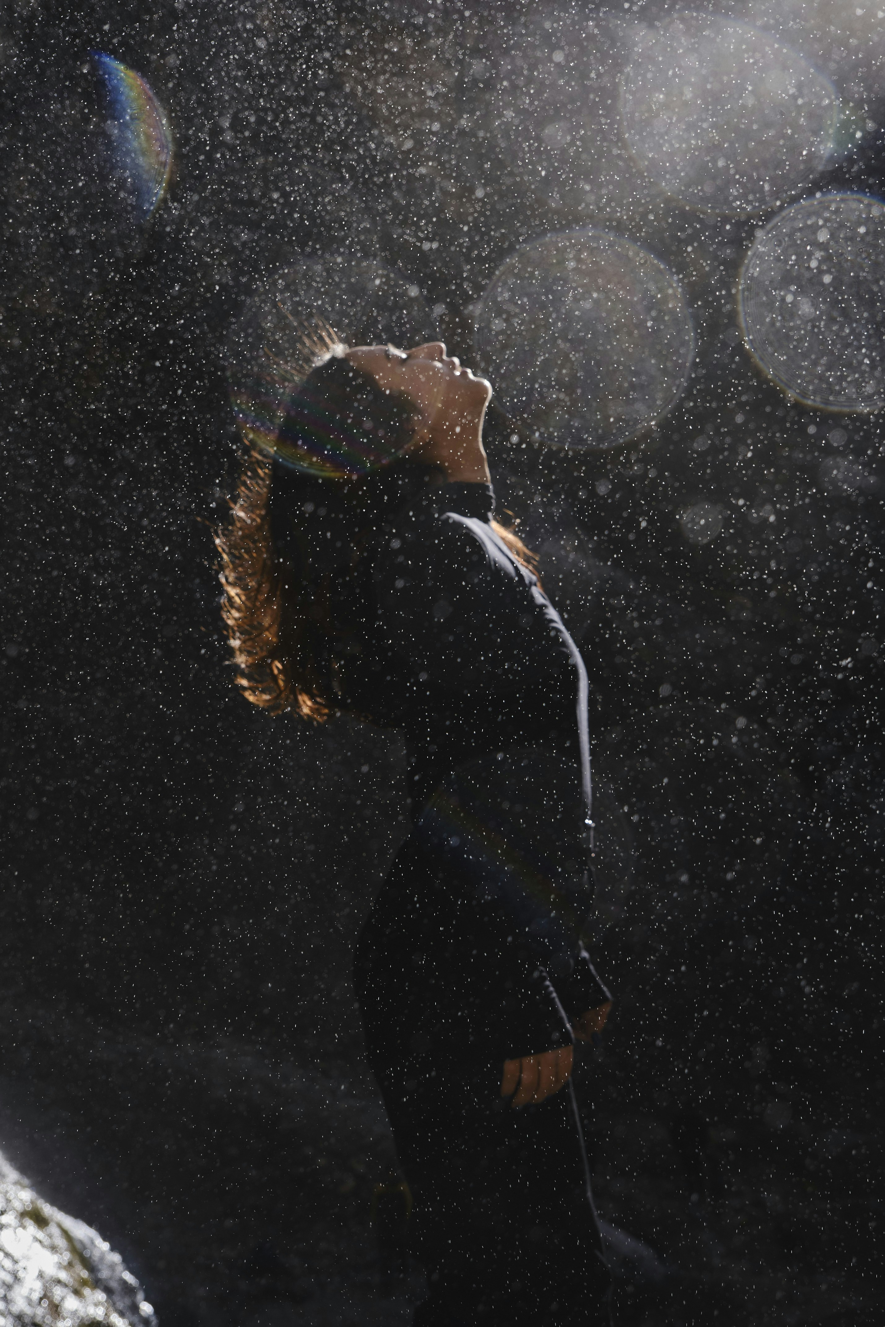 Eine Frau, die mit geschlossenen Augen im Schnee steht