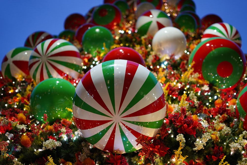 Un mazzo di ornamenti natalizi che sono su un albero