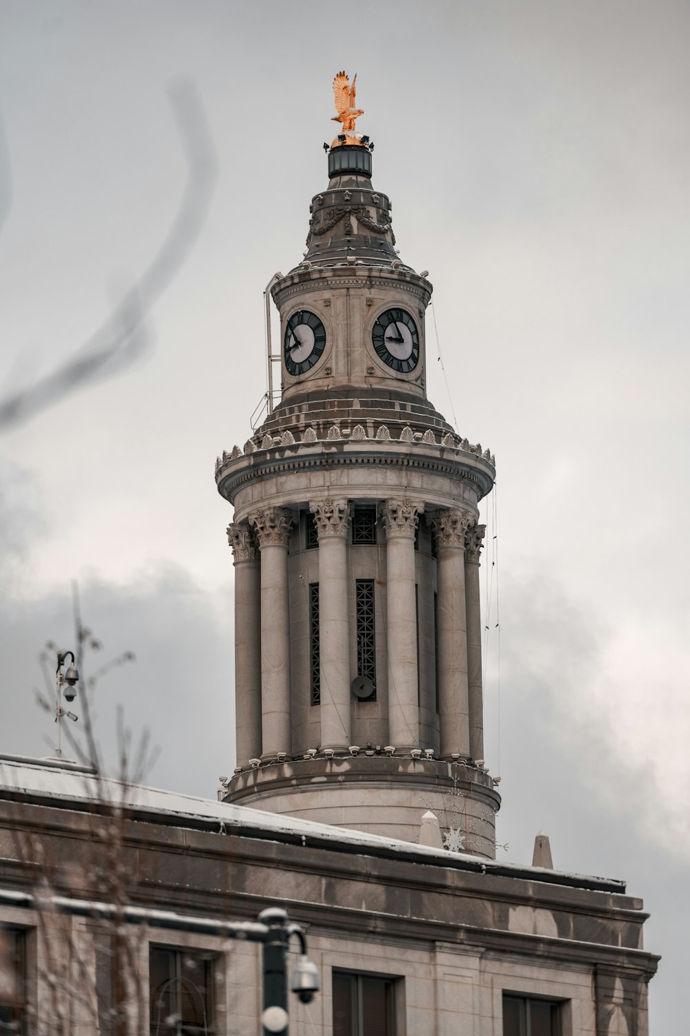 Una torre dell'orologio in cima a un edificio