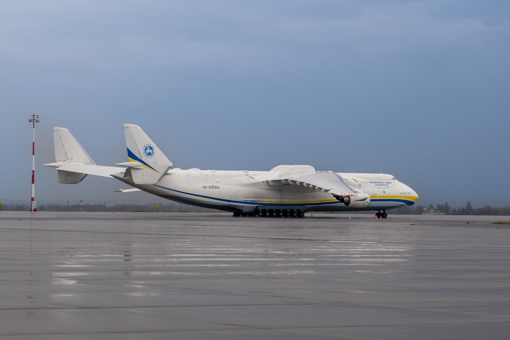 Un gros avion de ligne assis sur le tarmac d’un aéroport