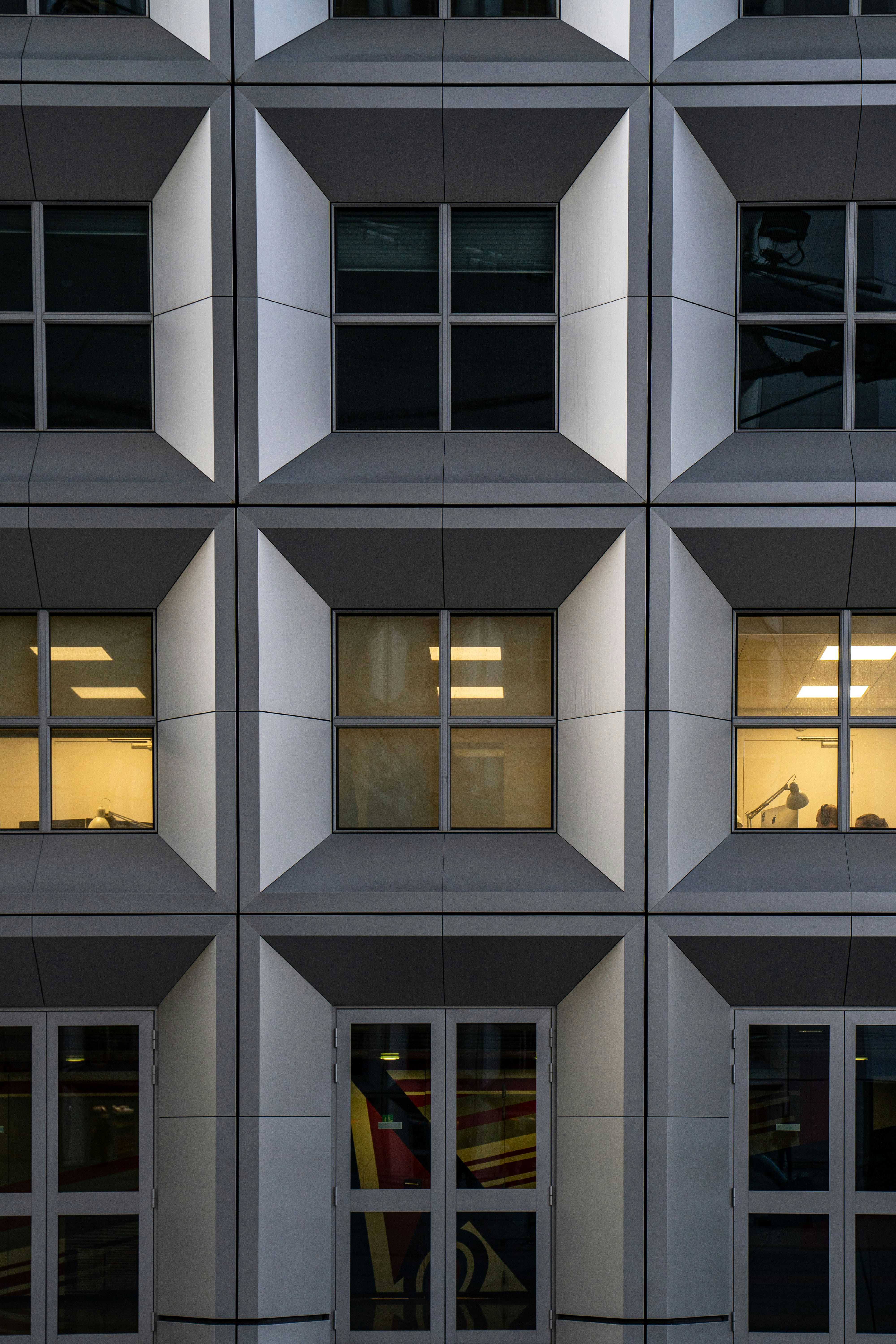 ein sehr hohes Gebäude mit vielen Fenstern