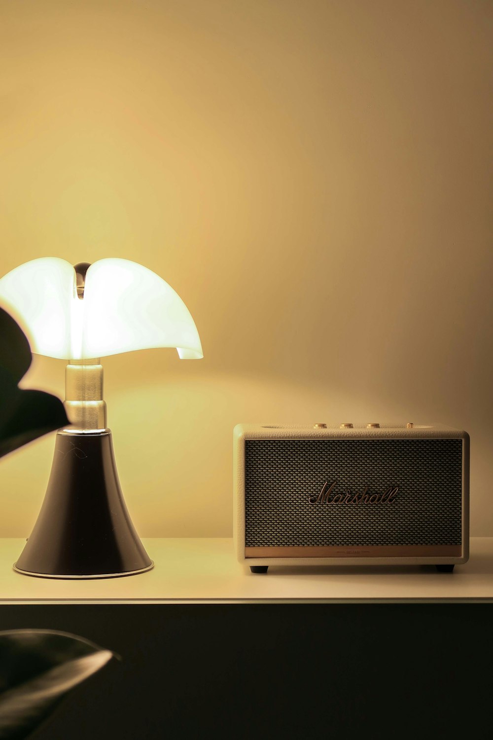 une table avec une lampe et une radio dessus