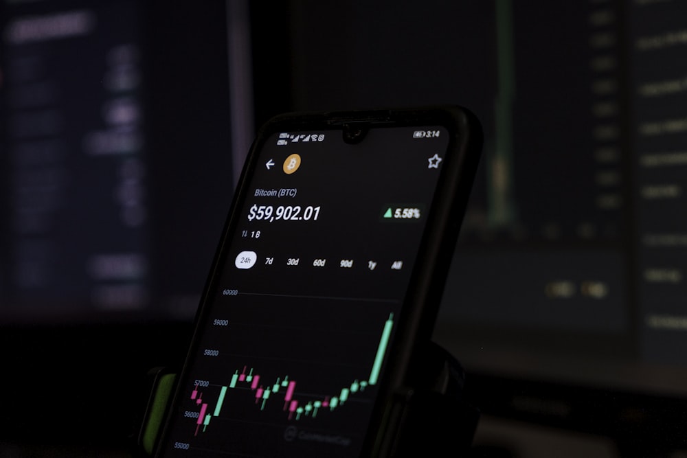 ein Mobiltelefon, das einen Aktienchart auf dem Bildschirm anzeigt