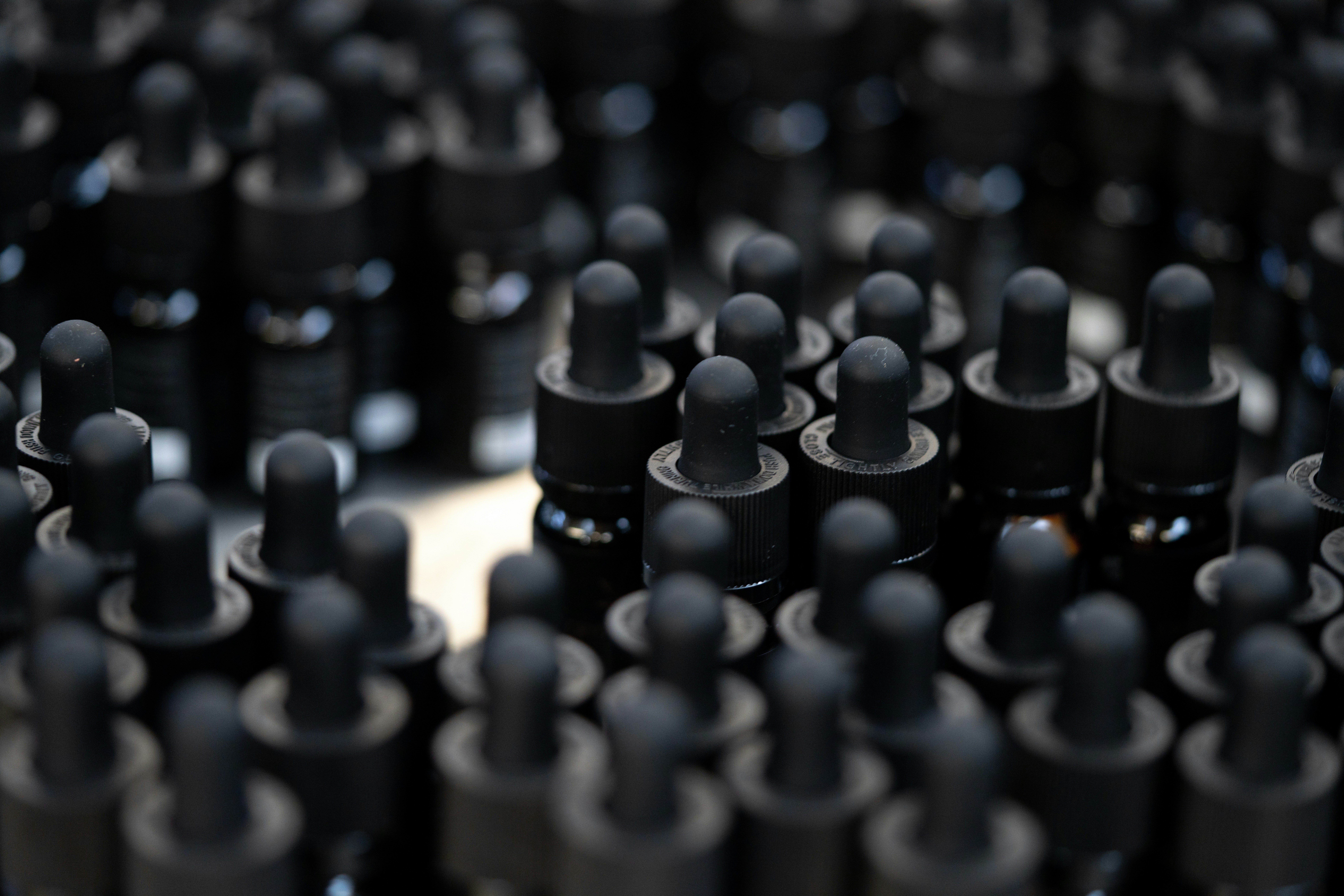 ein Haufen schwarzer Plastikkappen auf einem Tisch