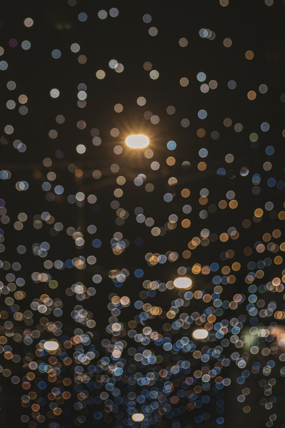 a blurry photo of a street light at night