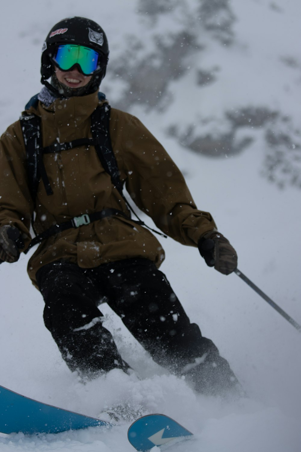 Un uomo che cavalca gli sci lungo un pendio innevato