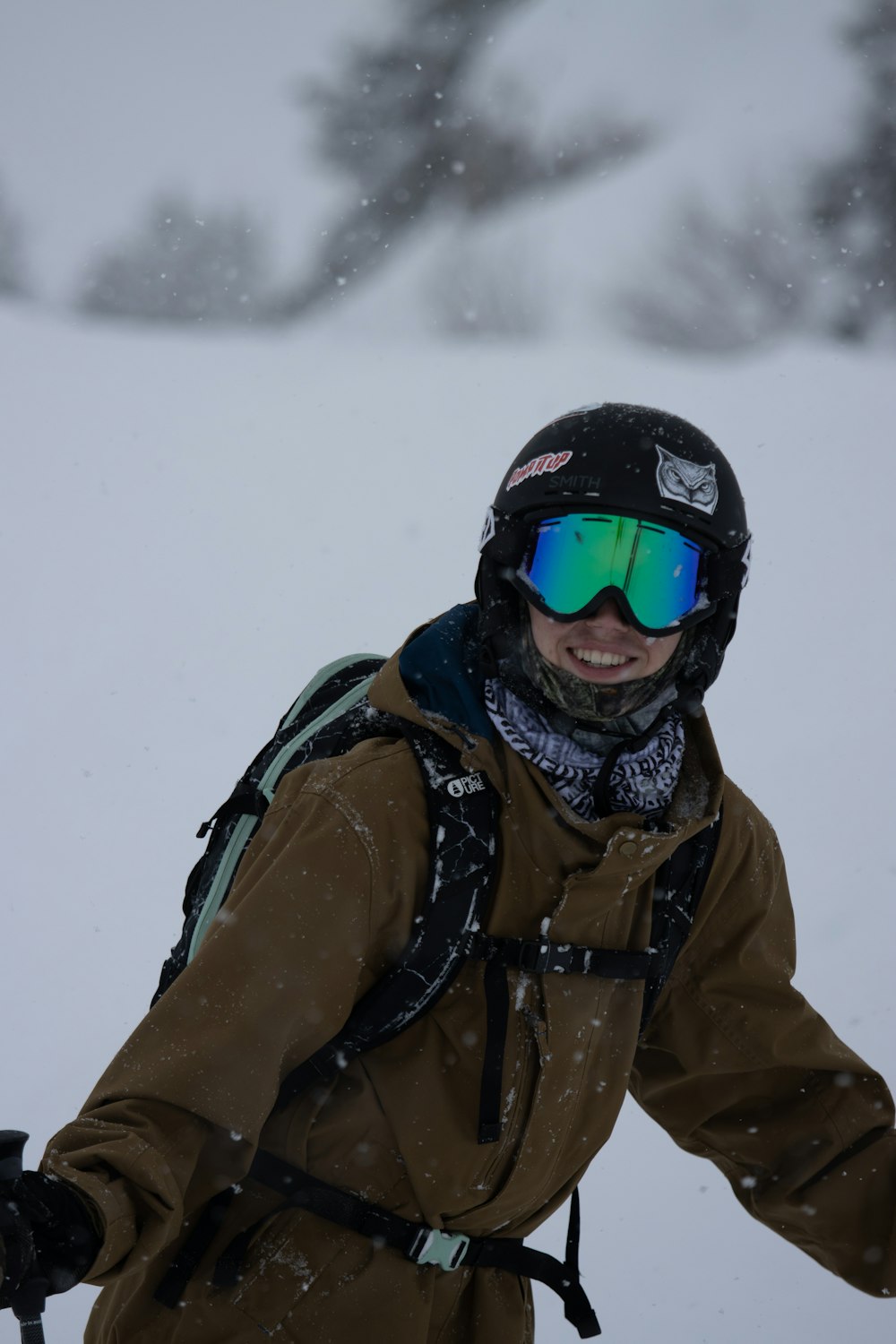 Un uomo con uno zaino e gli sci nella neve