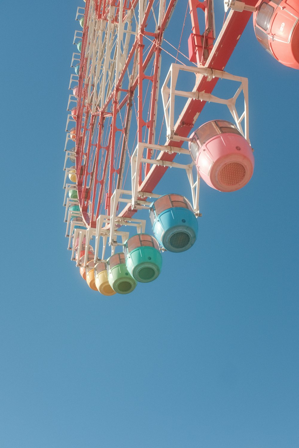 Una ruota panoramica con un cielo blu sullo sfondo