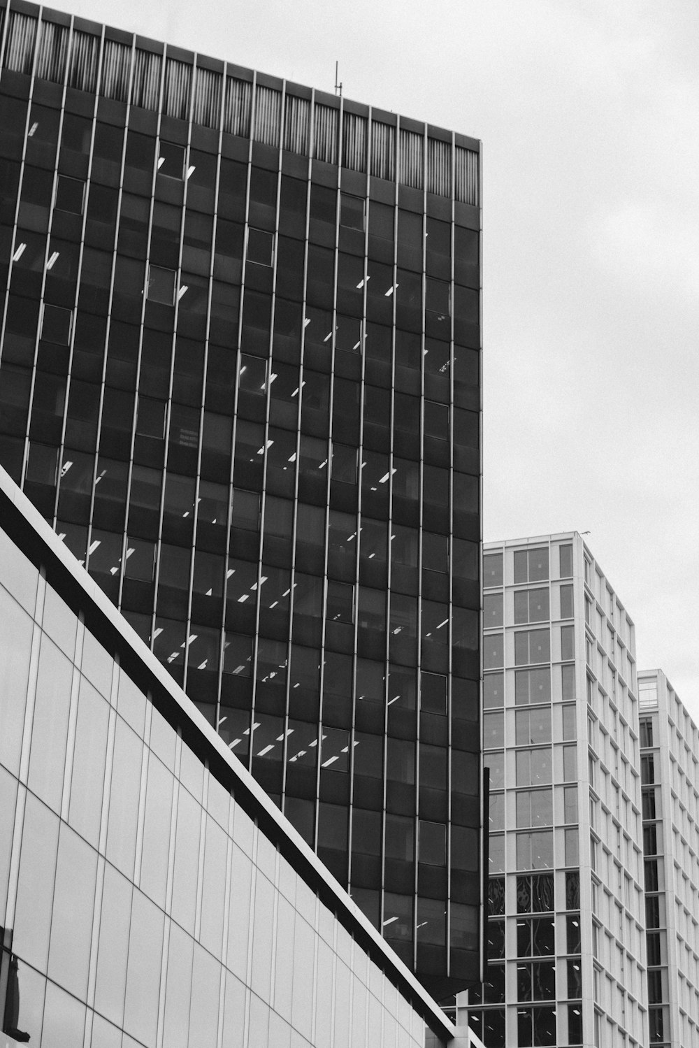 a black and white photo of some buildings