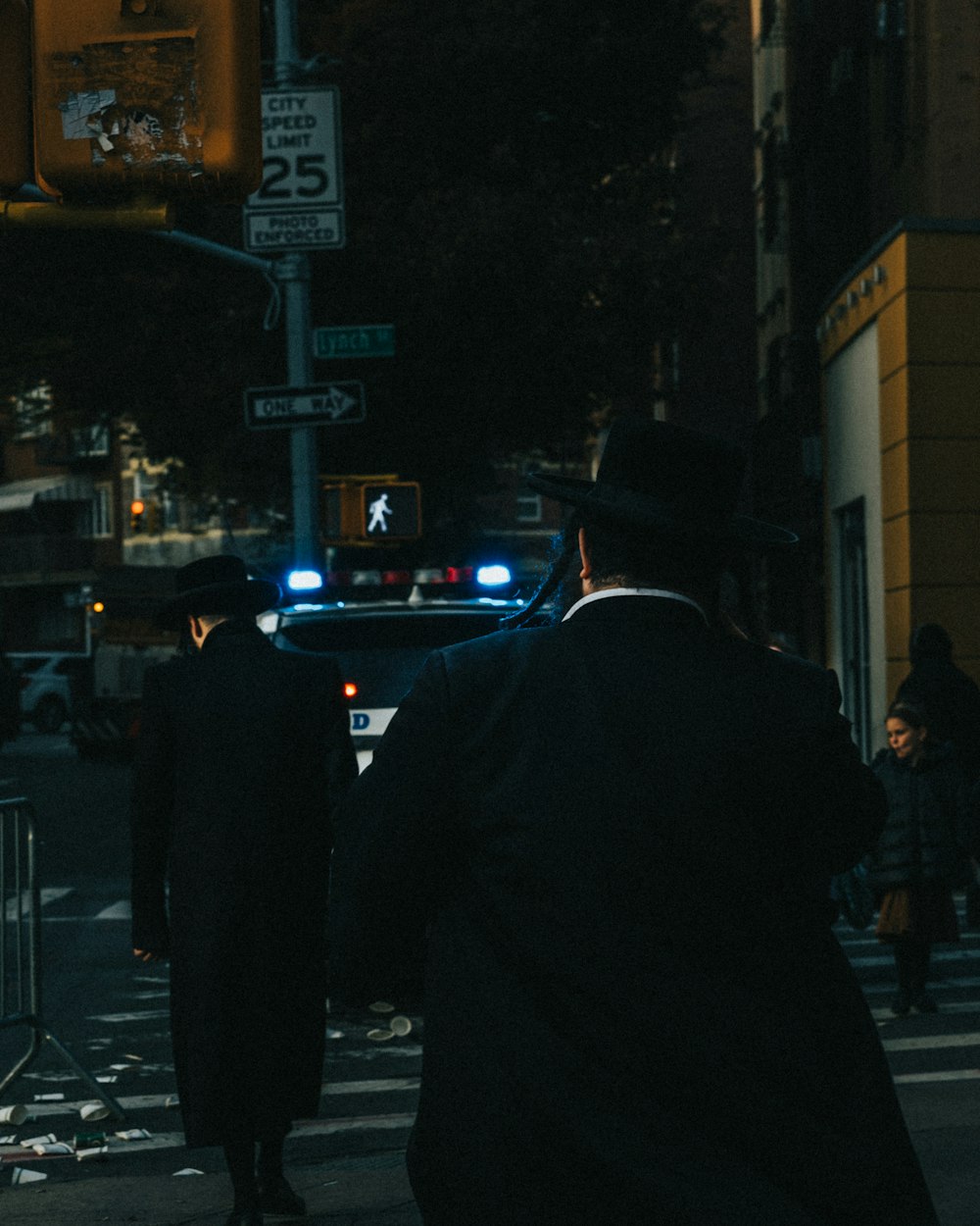 um casal de homens andando do outro lado de uma rua