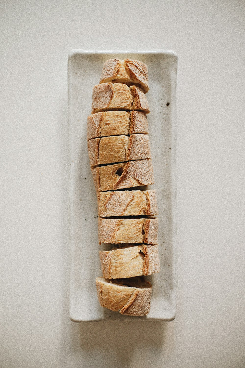 um prato branco coberto com alimentos fatiados