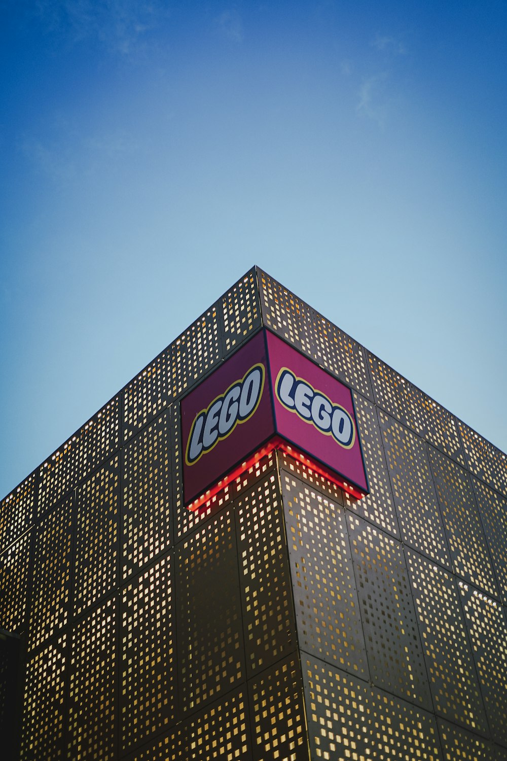 Un edificio con un cartello che dice Lego su di esso
