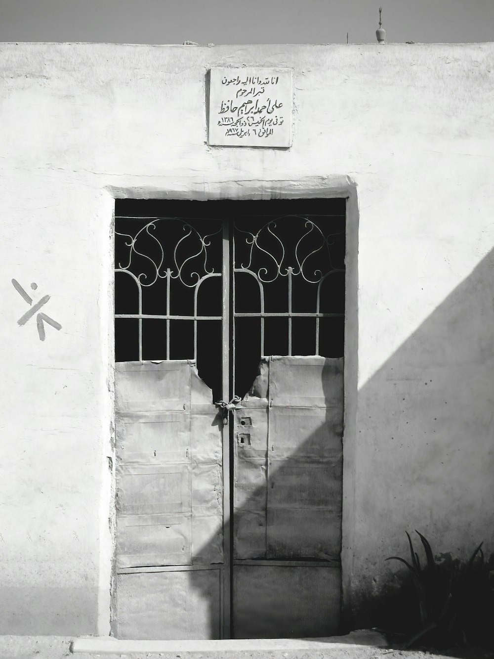 Una foto en blanco y negro de una puerta