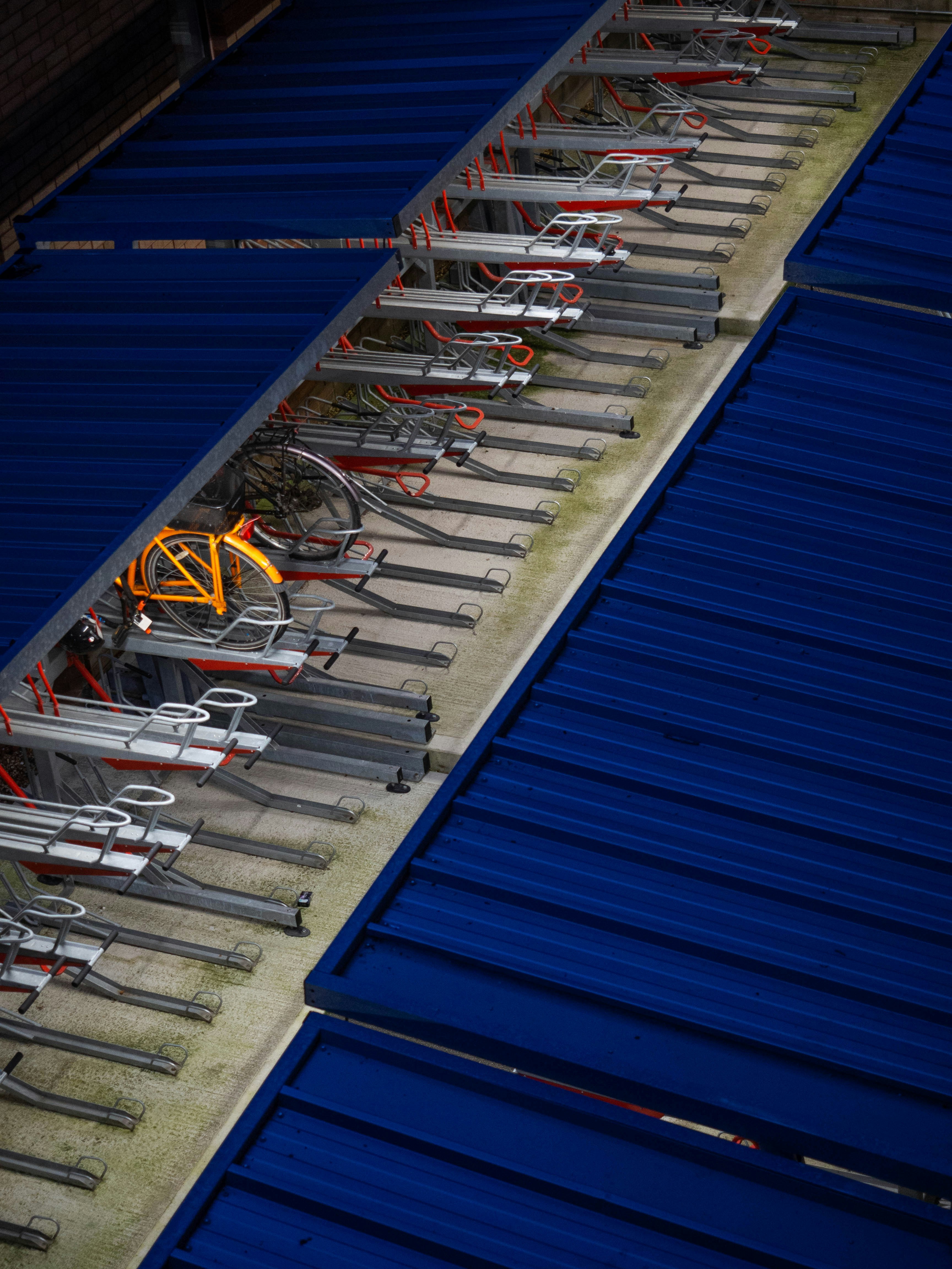 a row of chairs sitting next to each other
