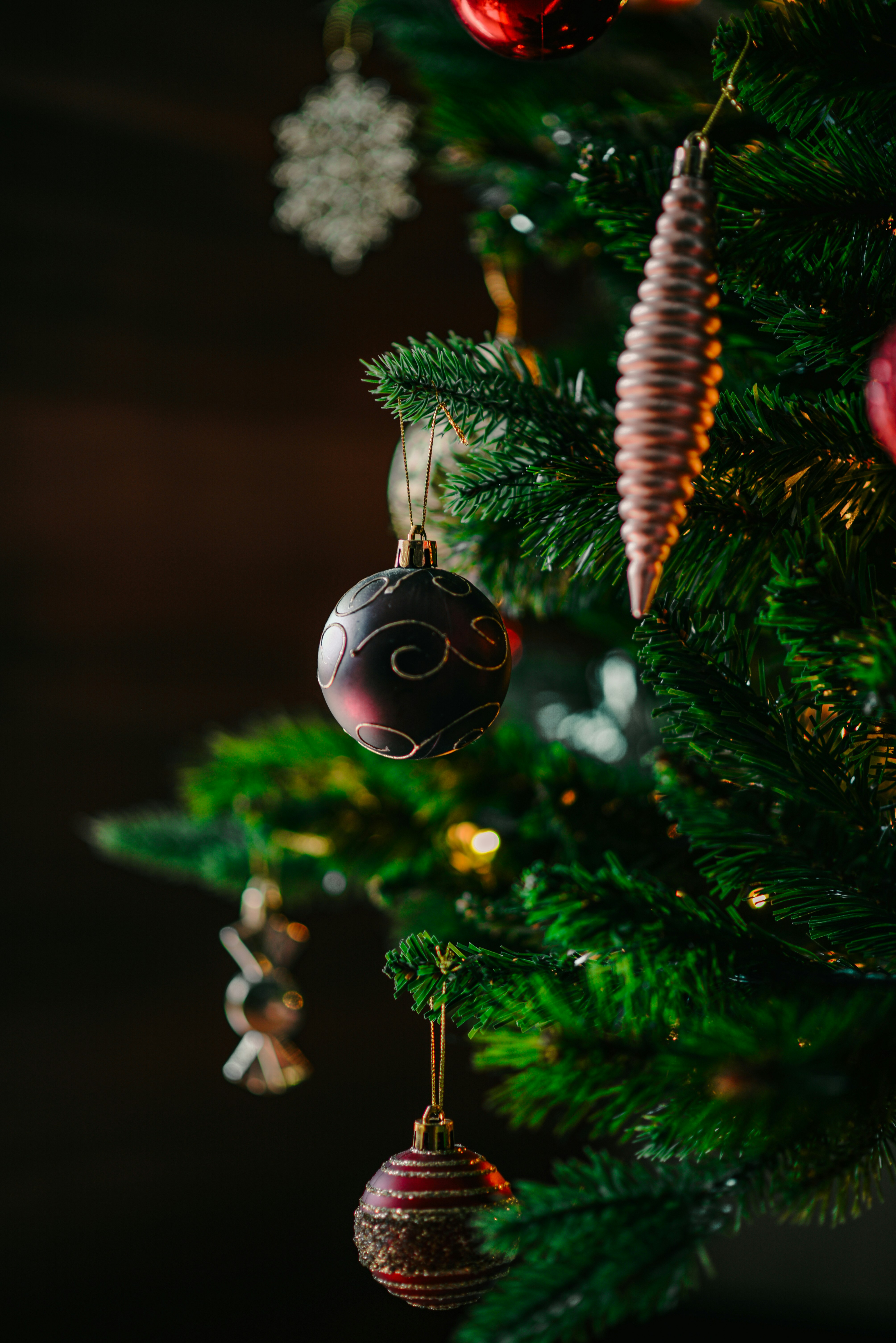 Christmas tree ornaments wallpaper, ilustrasi artikel DIY Christmas Tree Crafts: Deck Your Halls with Homemade Charm 9