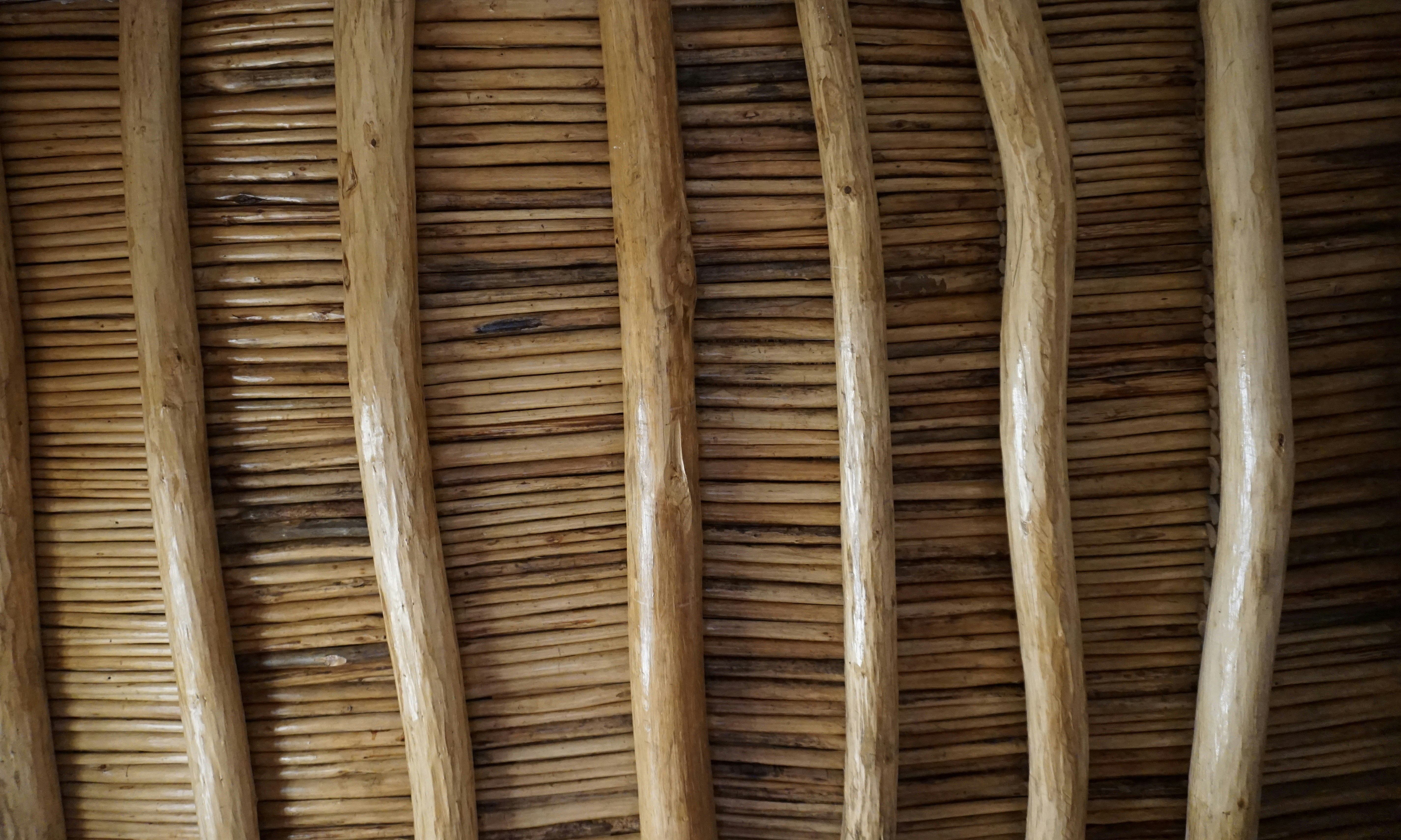 en närbild av en vägg gjord av bambupinnar