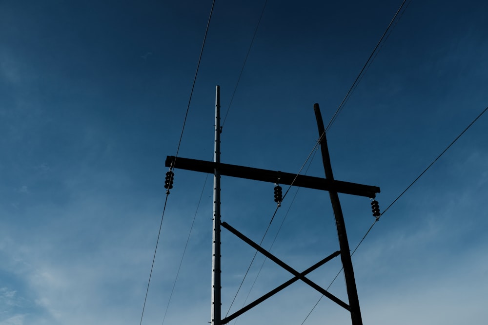 um poste de metal alto sentado sob um céu azul