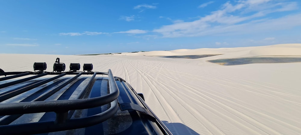 Ein Lastwagen, der eine sandige Straße in der Wüste hinunterfährt