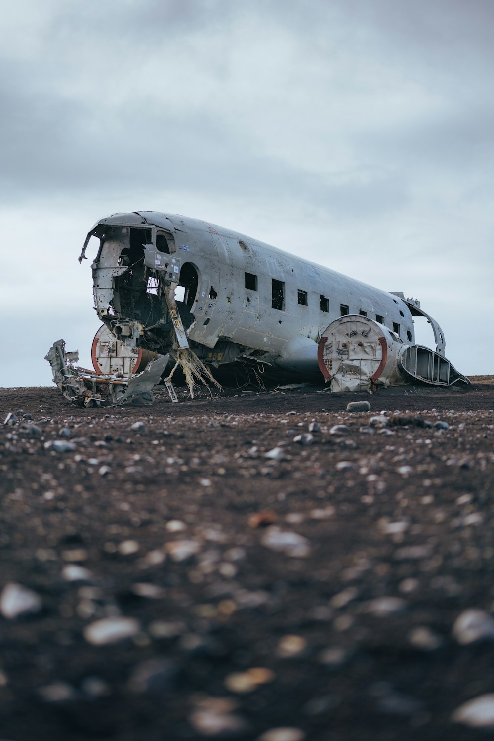 Un avión que está sentado en la tierra