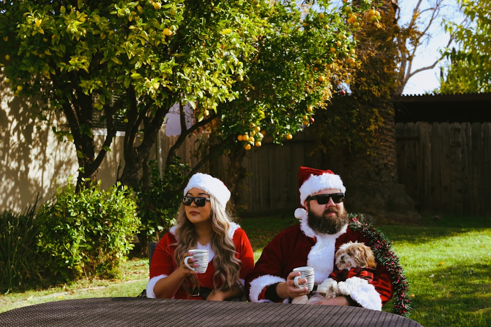 Un homme et une femme déguisés en Père Noël