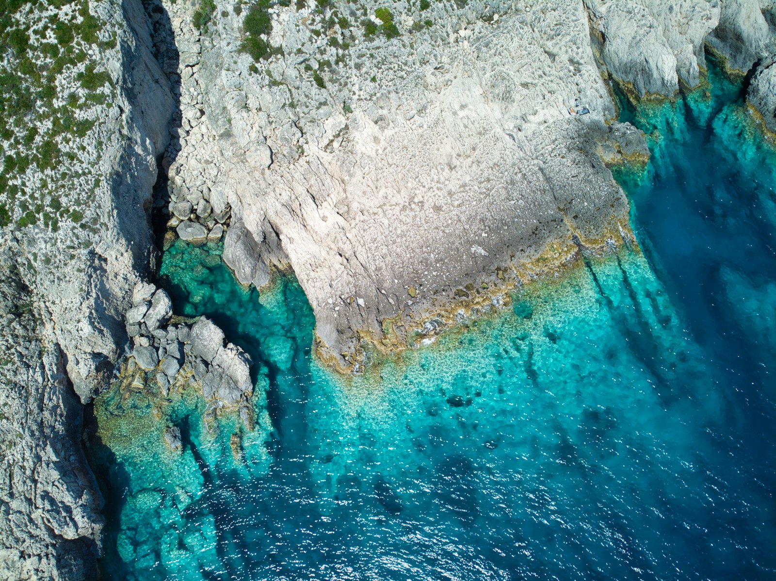 Costa mediterránea y pueblos en Costa Amalfitana, Italia