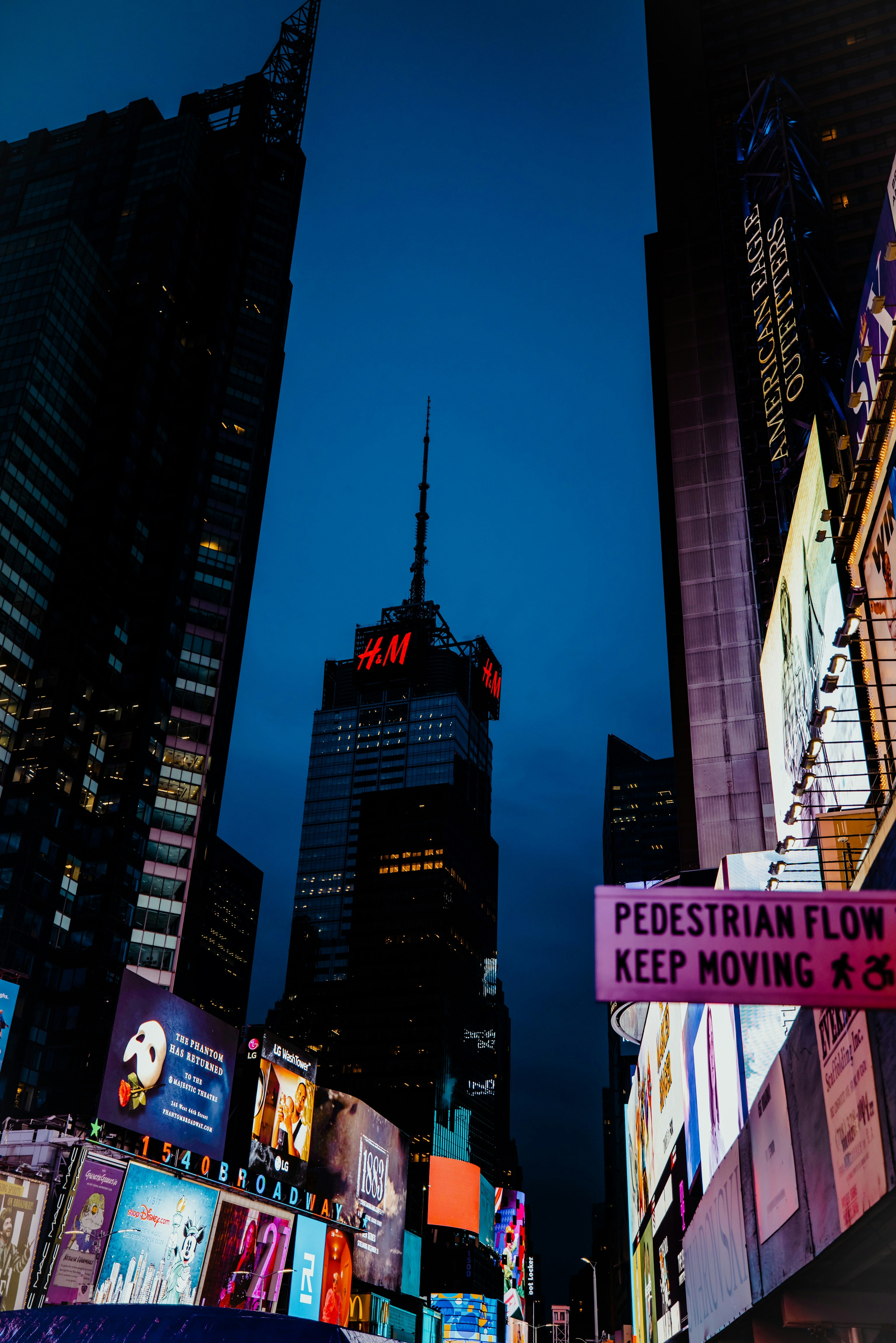 Manhattan la nuit, gratte-ciels illuminés, Times Square brillant de lumières colorées