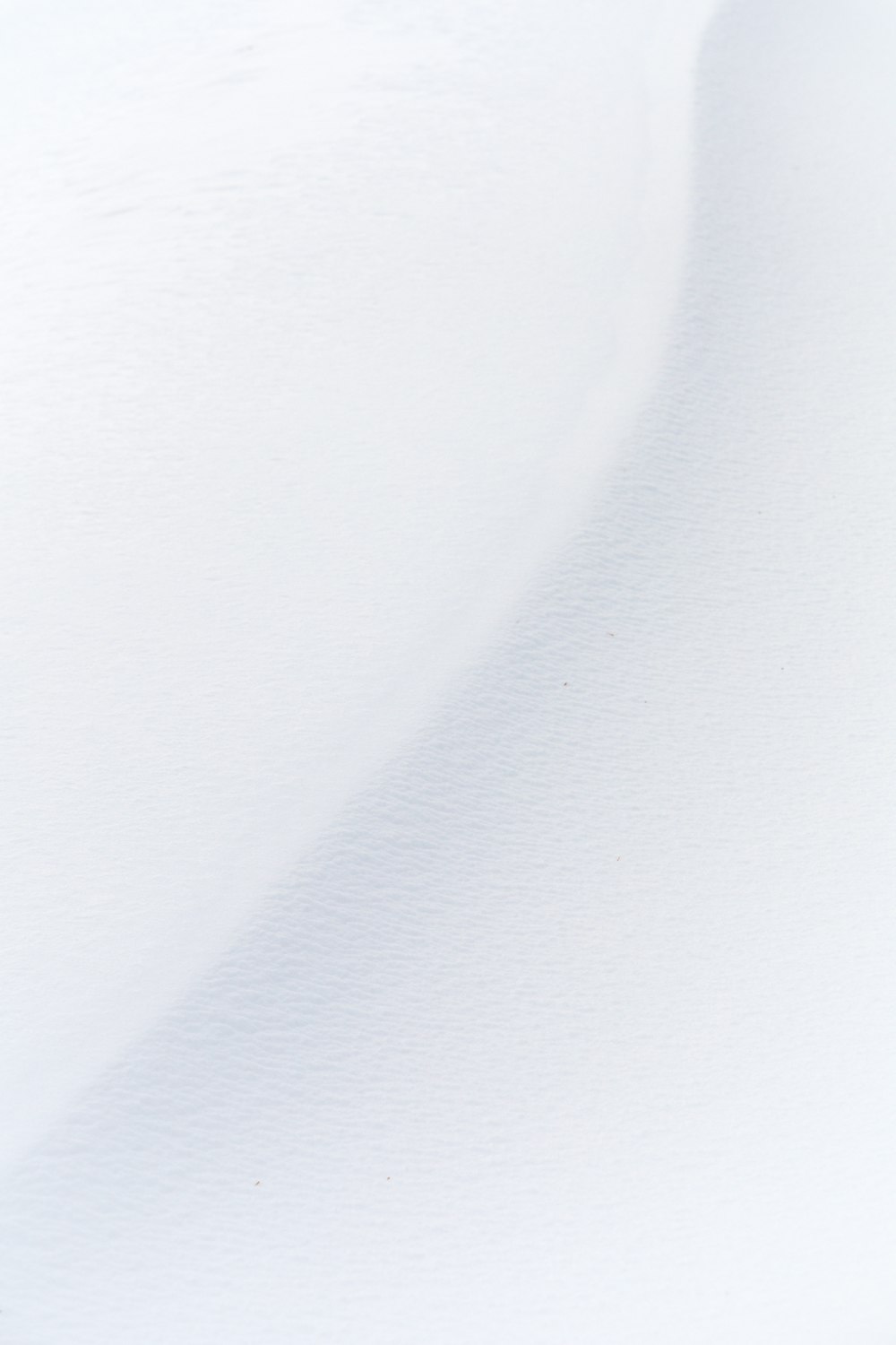 눈 덮인 슬로프에서 스키를 타는 남자
