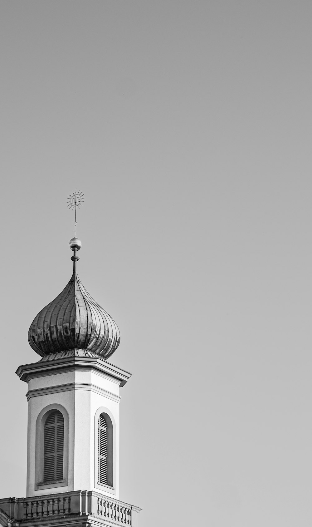 Una foto in bianco e nero di una torre dell'orologio