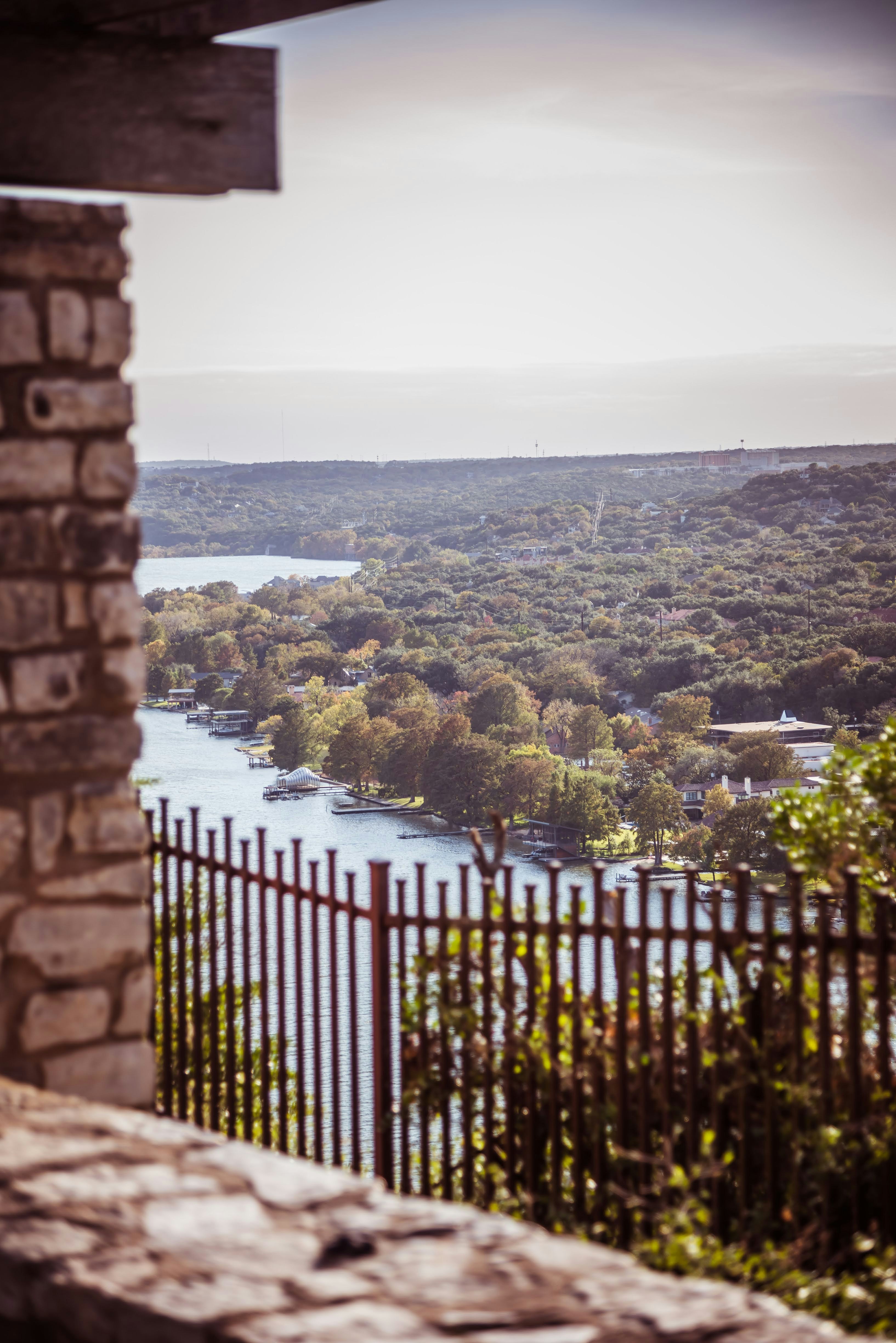 Una vista di un fiume da un muro di pietra