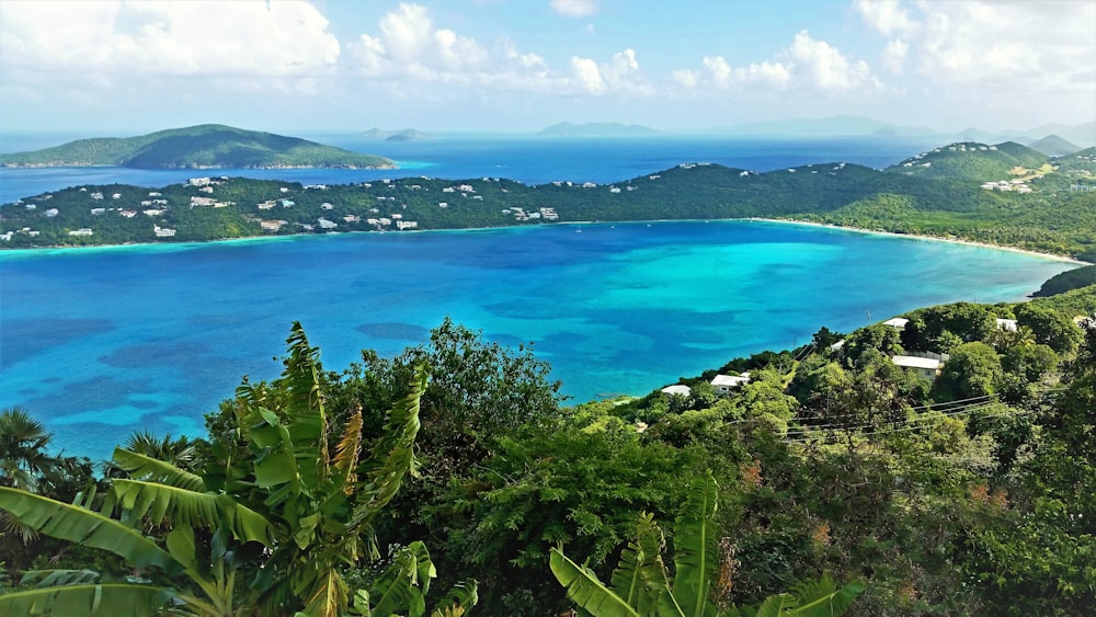 Una vista de una isla tropical desde una colina