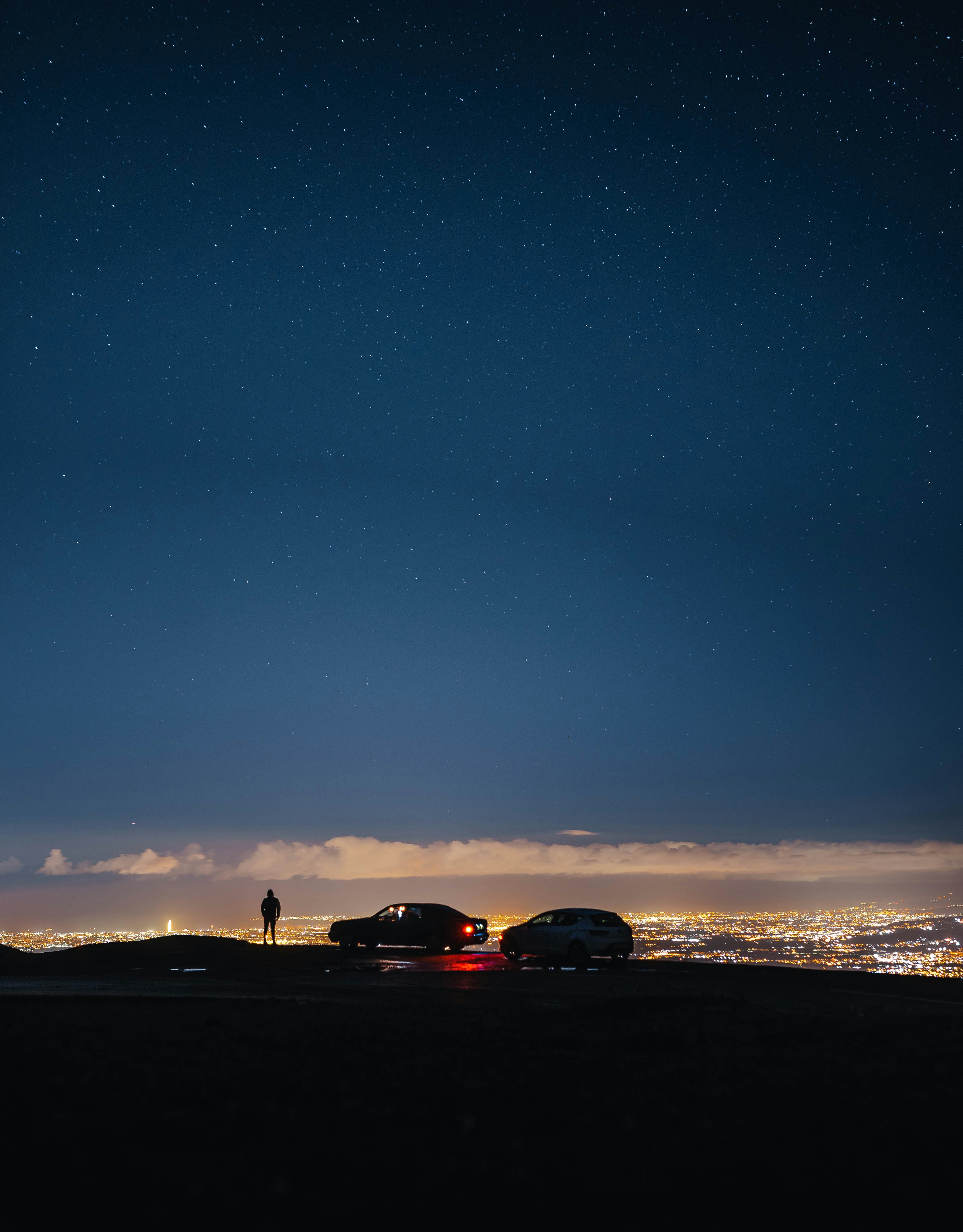 Un par de coches aparcados en la cima de una colina