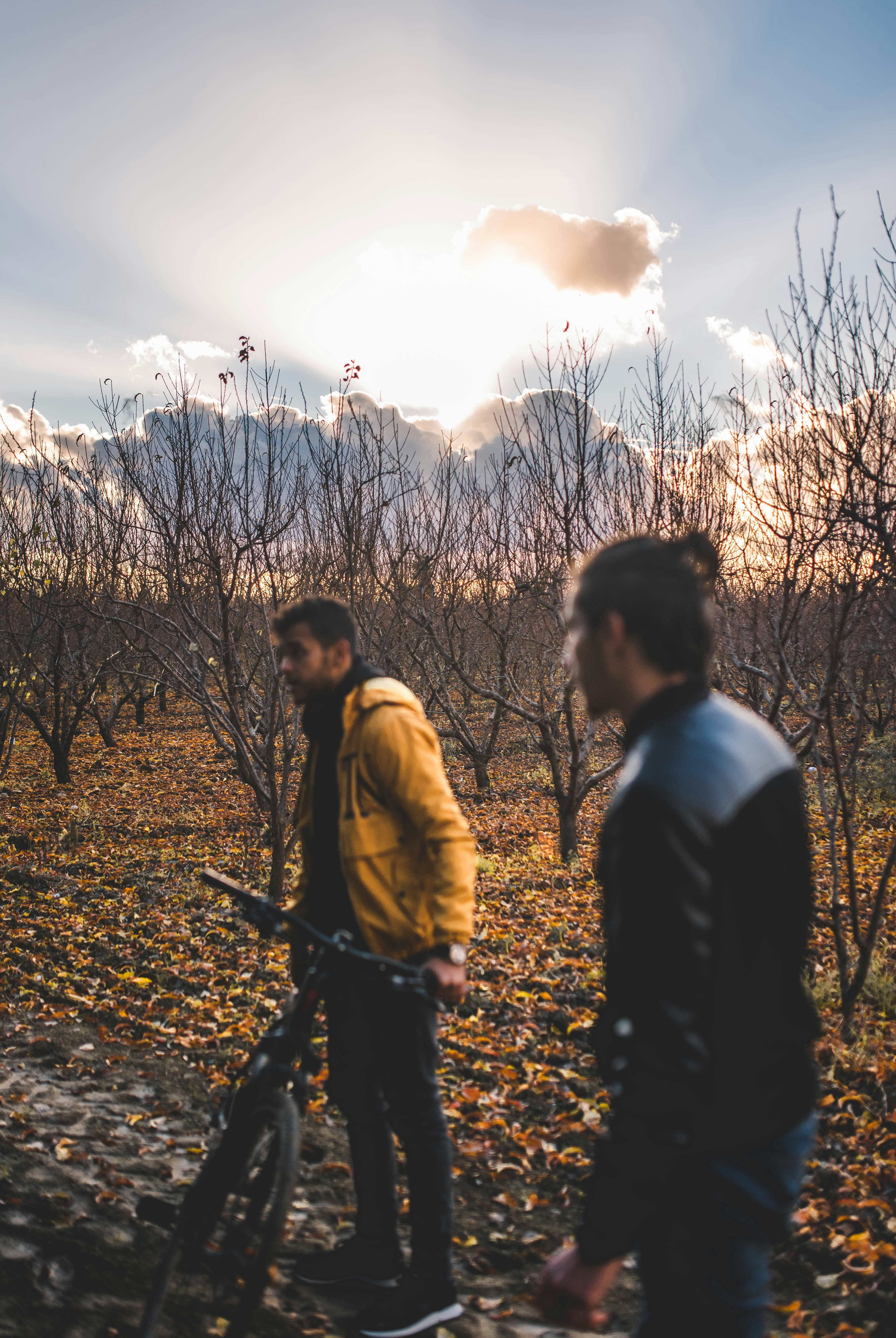 Un par de hombres parados uno al lado del otro