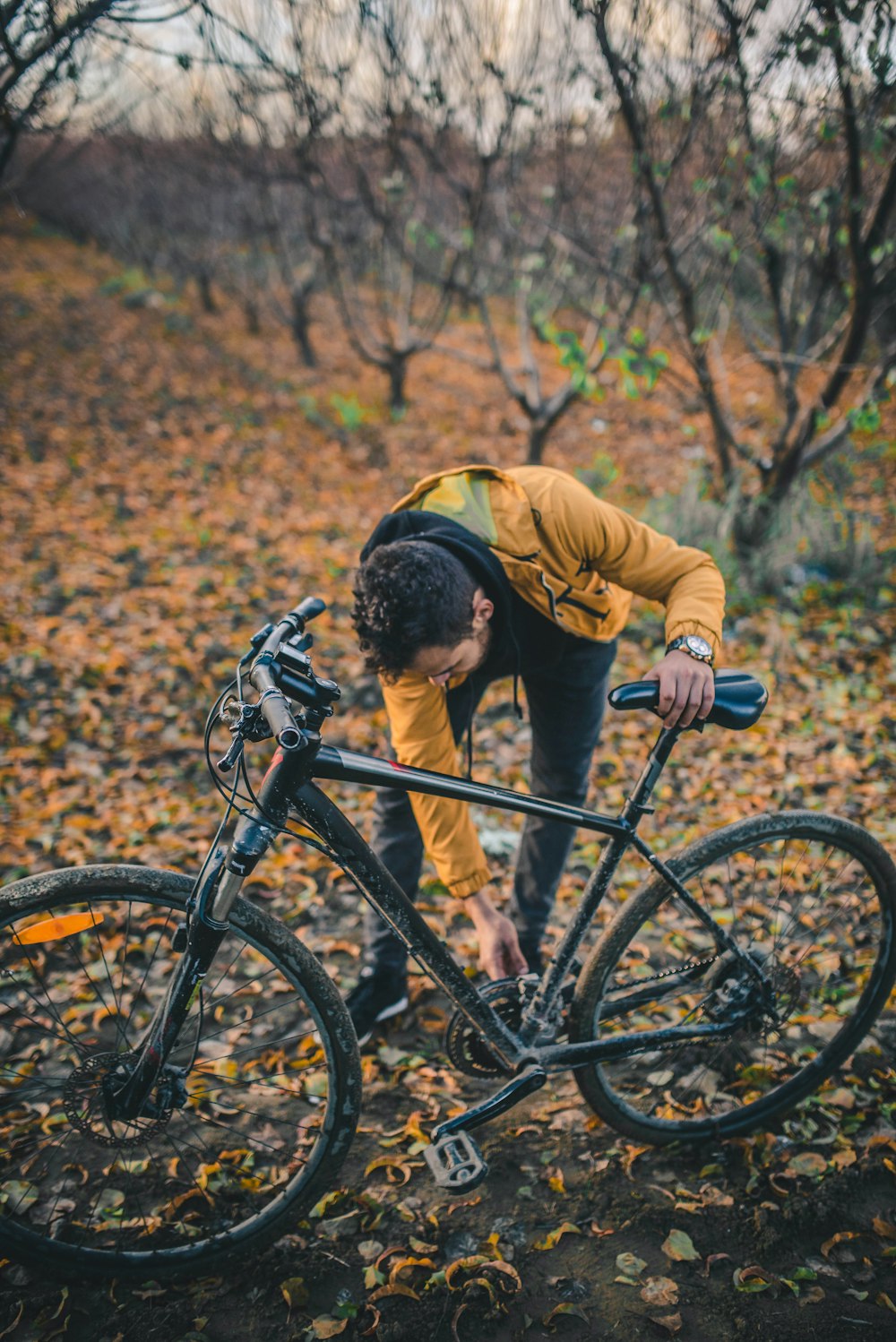 Un homme se penchant à vélo dans les bois