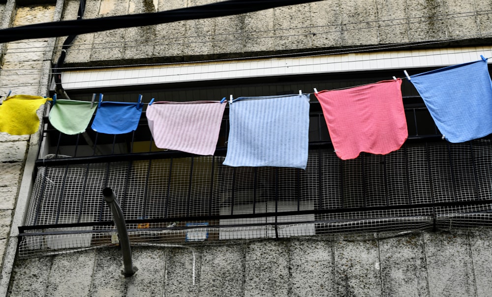 eine Reihe von bunten Handtüchern, die an einer Wäscheleine hängen