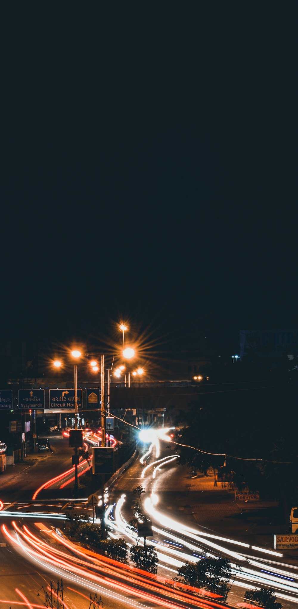 Eine Stadtstraße voller Verkehr in der Nacht
