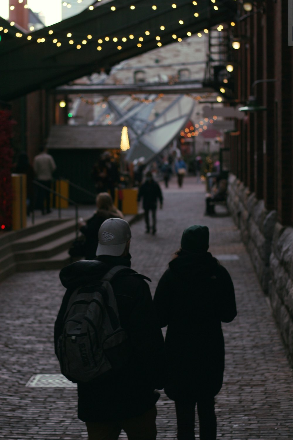 Un couple de personnes marchant dans une rue