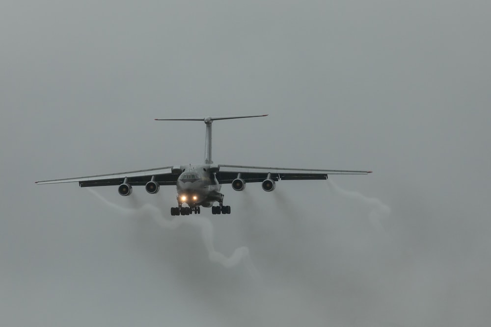 Un gran avión volando a través de un cielo nublado