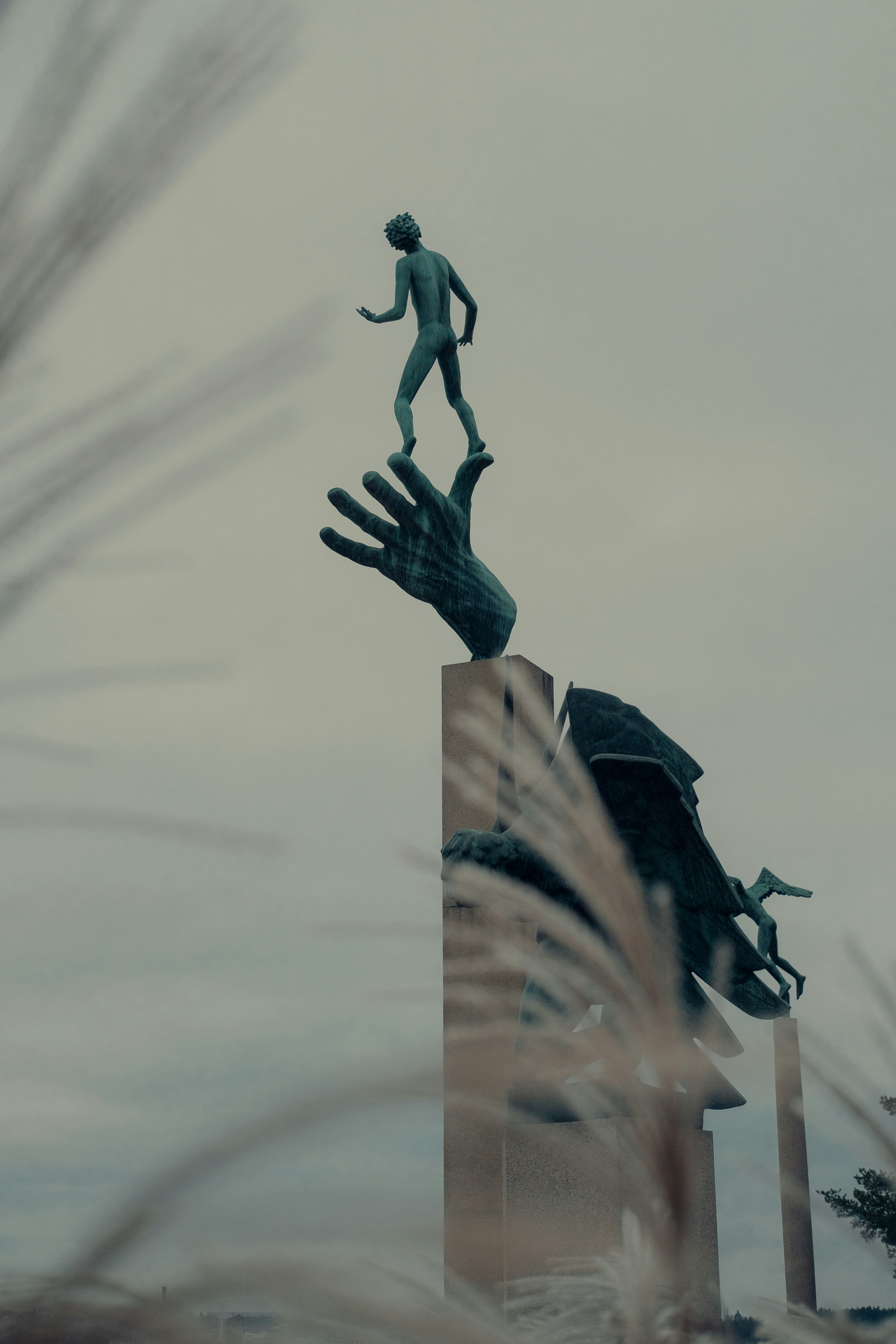 une statue d’un homme au sommet d’un bâtiment