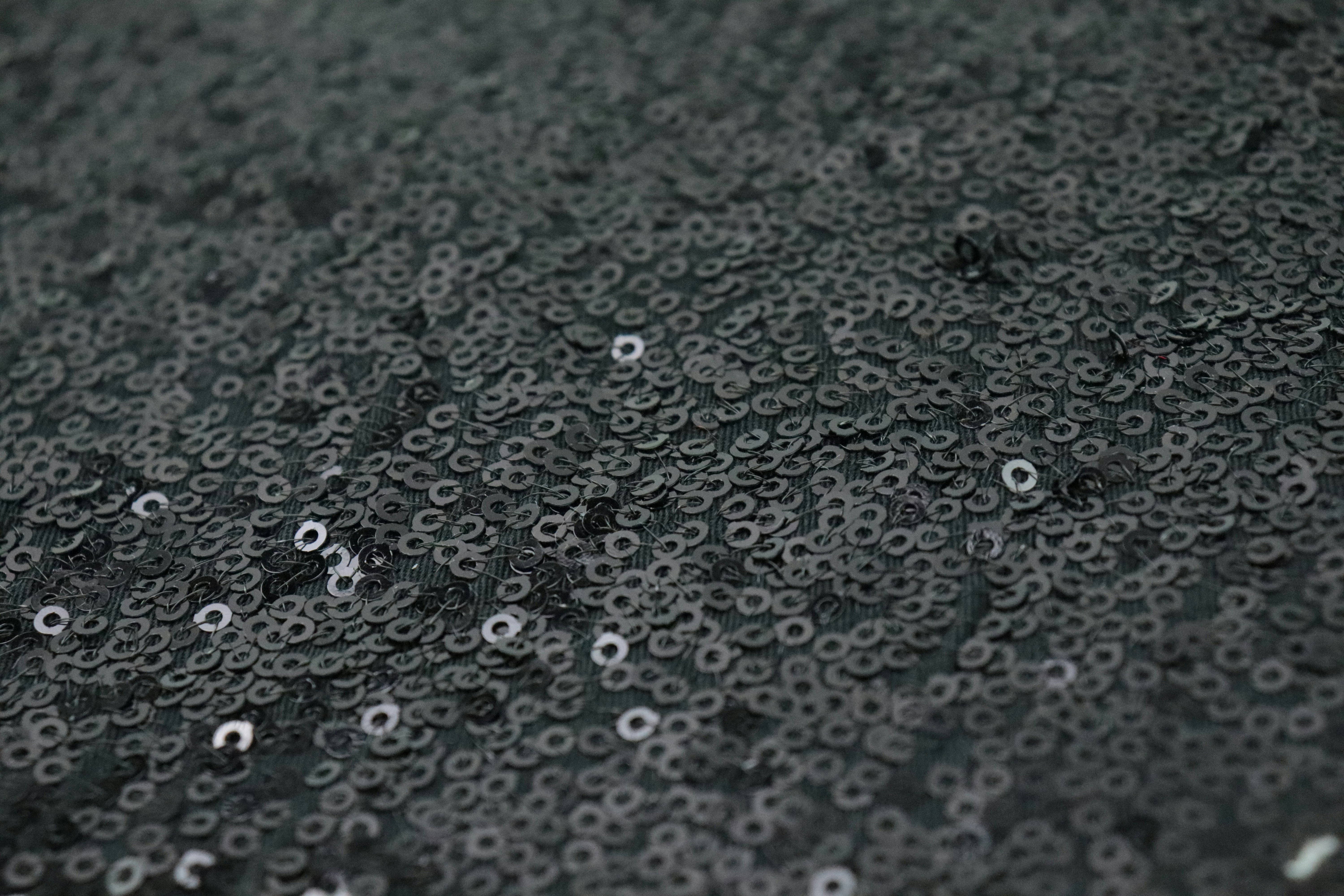 Um Close up De Goticulas De Agua Em Uma Superficie Preta JOSBmx94swY