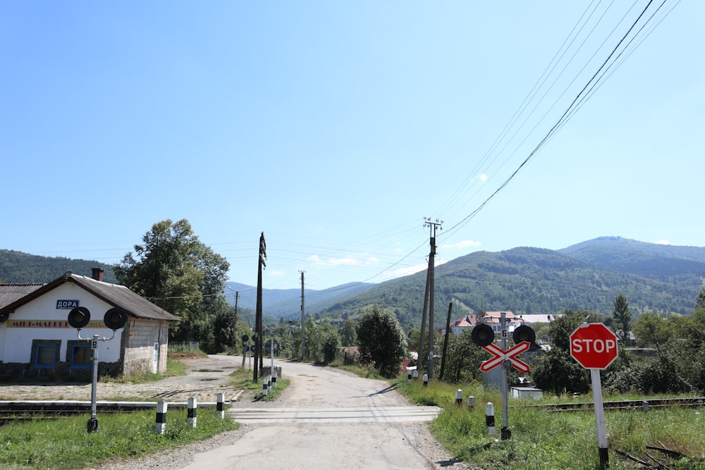 um sinal de parada vermelho sentado ao lado de uma estrada